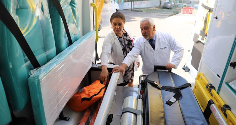 hospital-clinico-felix-bulnes-inaugura-cinco-ambulancias-3.jpg
