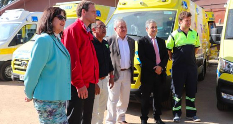 ministro-de-salud-y-subsecretario-de-redes-conocen-23-nuevas-ambulancias-que-reforzaran-la-atencion-prehospitalaria-en-la-red-ssvq-1.jpg