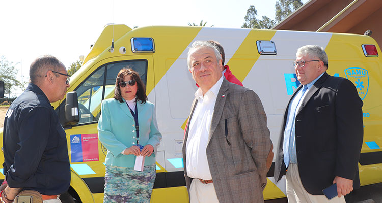 ministro-de-salud-y-subsecretario-de-redes-conocen-23-nuevas-ambulancias-que-reforzaran-la-atencion-prehospitalaria-en-la-red-ssvq-2.jpg