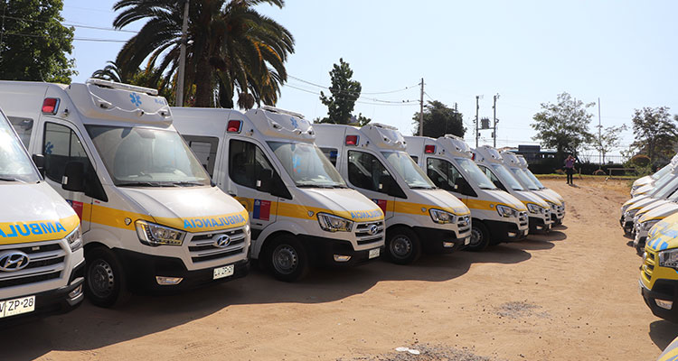 ministro-de-salud-y-subsecretario-de-redes-conocen-23-nuevas-ambulancias-que-reforzaran-la-atencion-prehospitalaria-en-la-red-ssvq-3.jpg