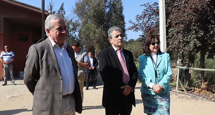 ministro-de-salud-y-subsecretario-de-redes-conocen-23-nuevas-ambulancias-que-reforzaran-la-atencion-prehospitalaria-en-la-red-ssvq-5.jpg