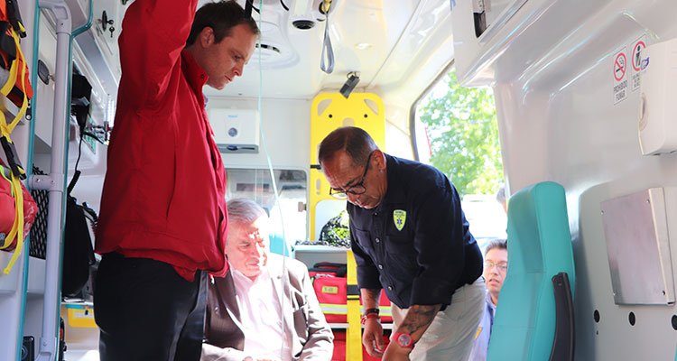 ministro-de-salud-y-subsecretario-de-redes-conocen-23-nuevas-ambulancias-que-reforzaran-la-atencion-prehospitalaria-en-la-red-ssvq-6.jpg